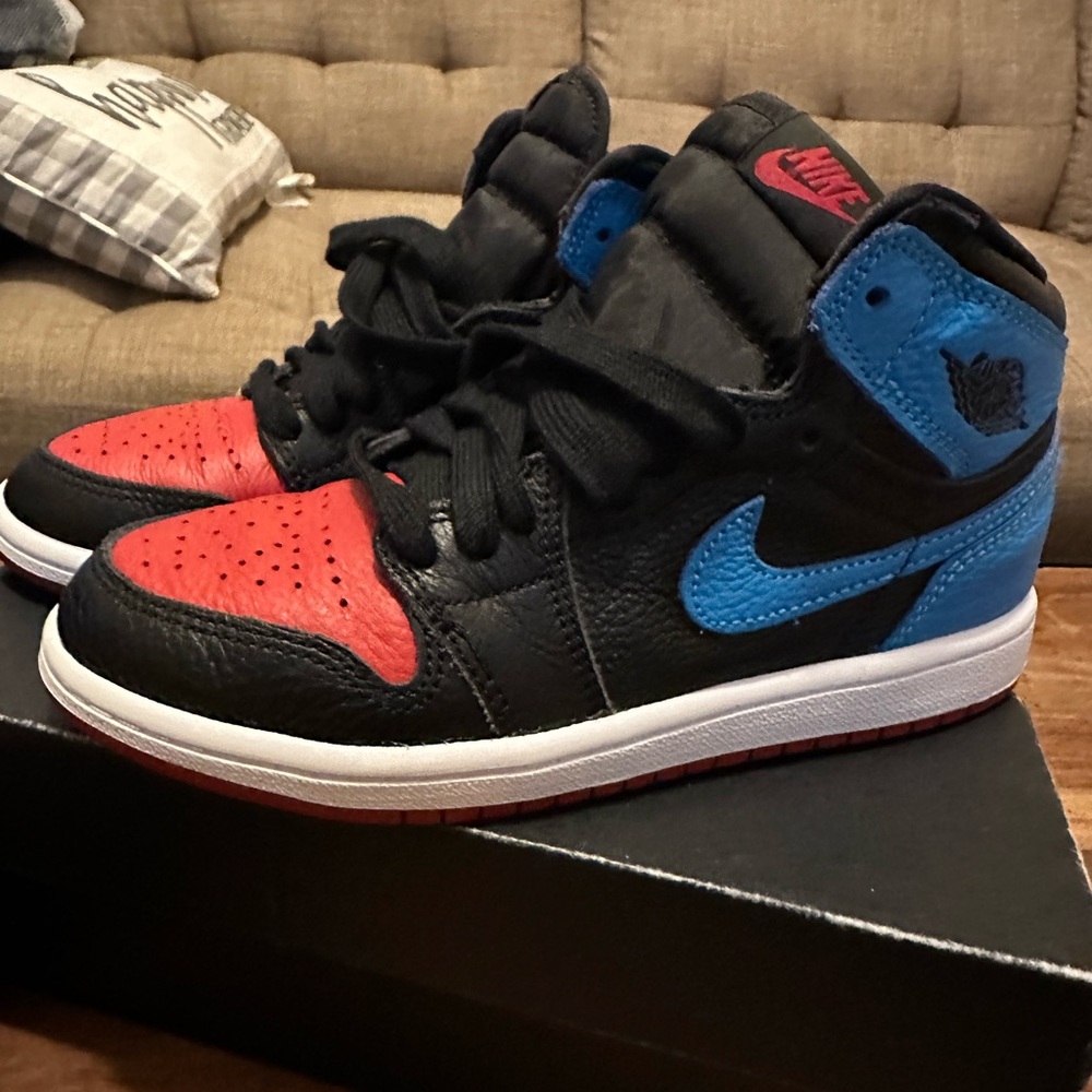Air Jordan 1 Retro High OG ‘NC to CHI’ Big Kid Sz 2. Like New No box